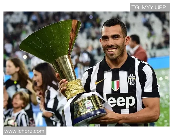 足球场上风采无限 球星帅气瞬间定格展现魅力与实力