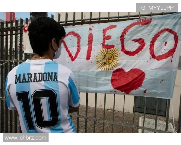 足球传奇离世引发全球悼念 球迷与球员纷纷致敬致敬永远的英雄