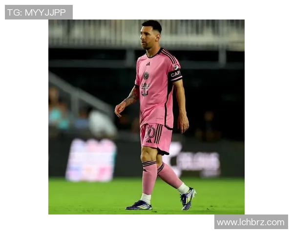 盘点球星们赛场上脚的热门足球鞋款及其背后故事 盘点球星们赛场上脚的热门足球鞋款及其背后故事