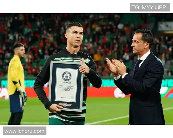 足球场上泪水凝聚的瞬间:球星背后的坚持与荣耀 足球场上泪水凝聚的瞬间:球星背后的坚持与荣耀